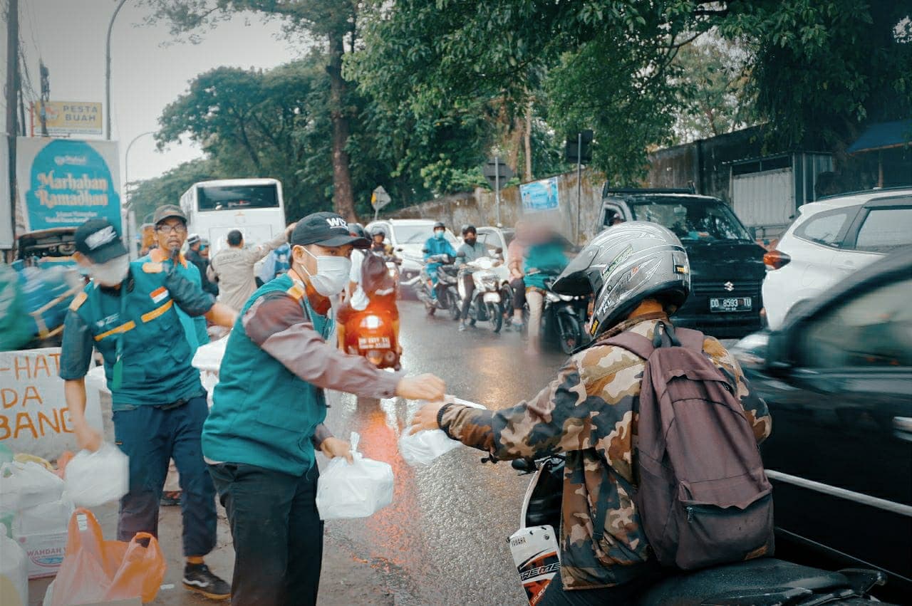 Hujan Tak Surutkan Langkah Muslimah Wahdah Makassar Berbagi Tebar Ifthar Ramadhan