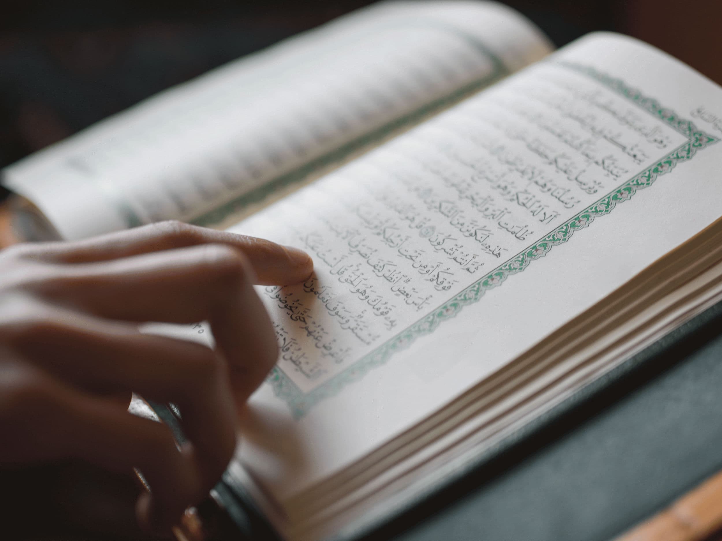 Membaca Al-Qur'an Tanpa Wudhu atau Ketika Nifas Dan Haid, Bolehkah?
