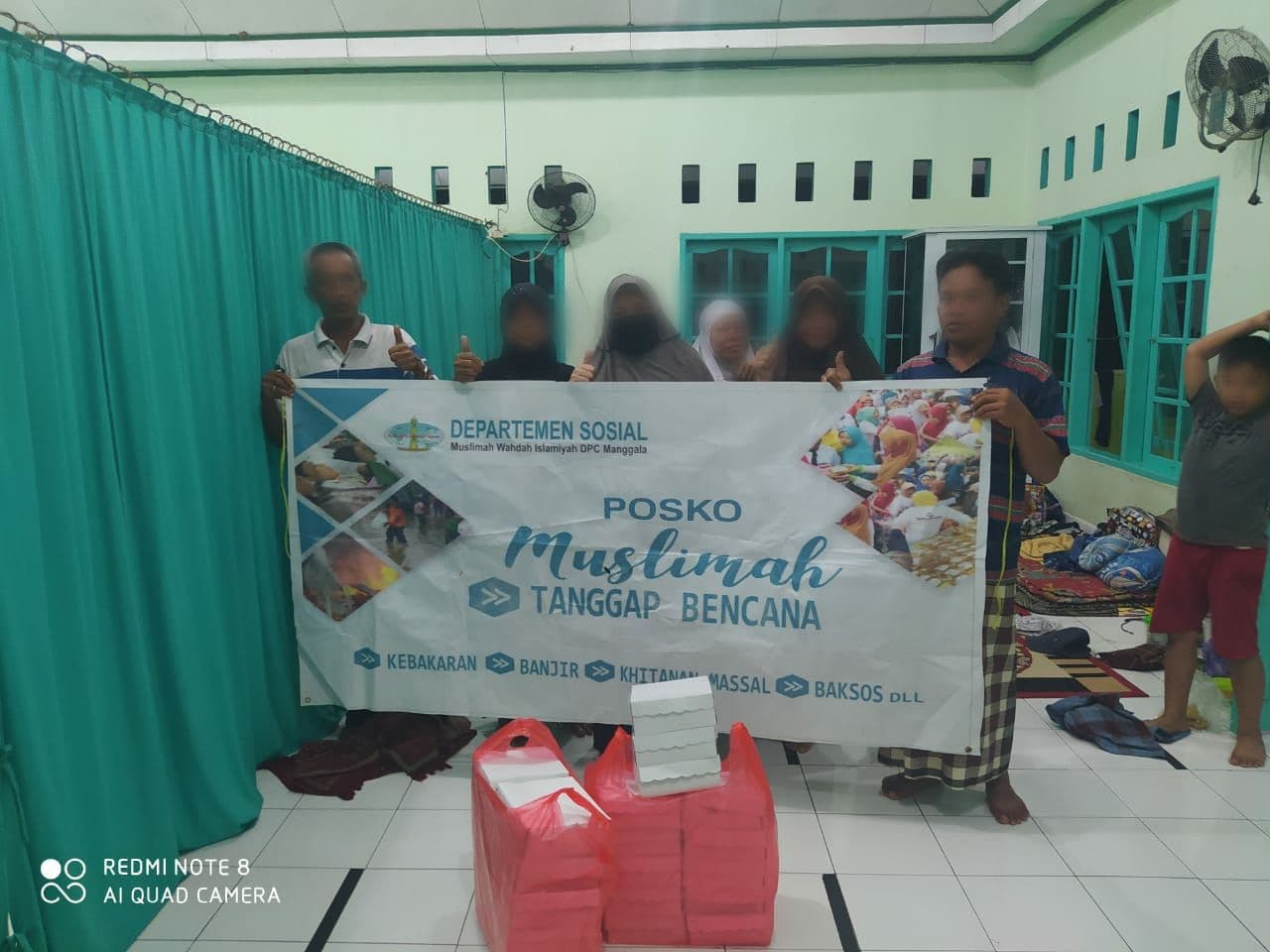 Antang Dilanda Banjir, Muslimah Manggala Tanggap Bencana Bagikan 50 Dos Nasi