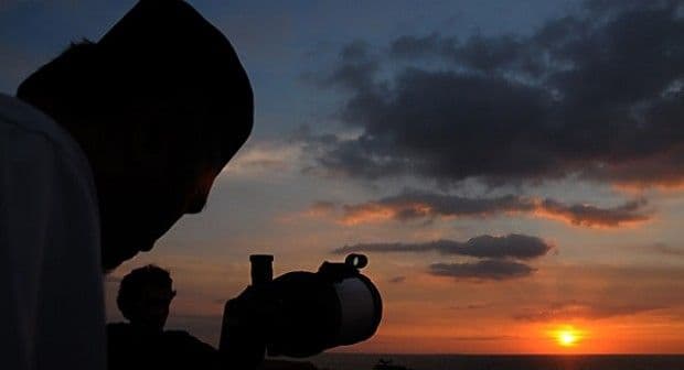 Doa Ketika Melihat Hilal dan Adab-adabnya