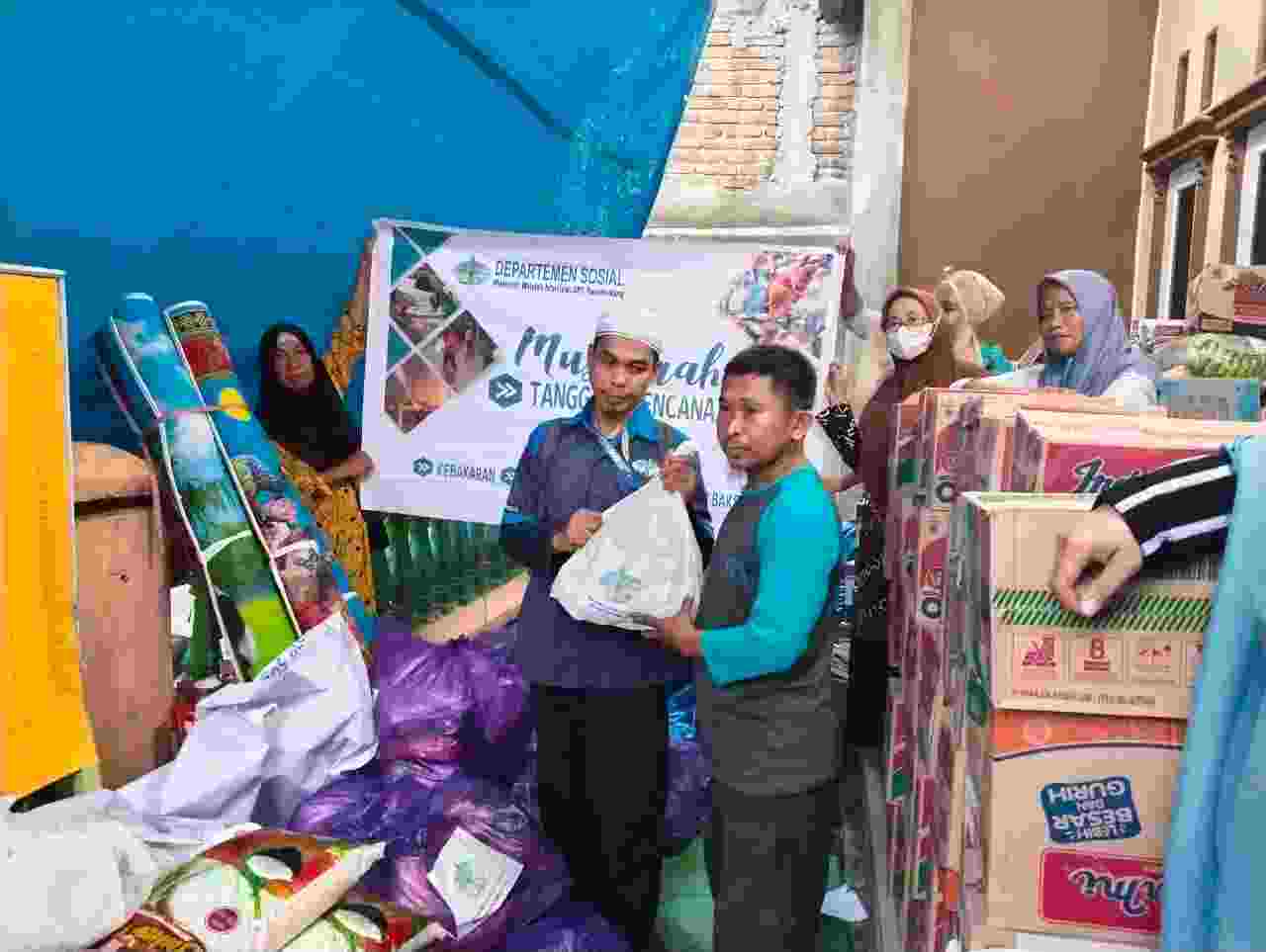 Muslimah Wahdah Tallo Serahkan Sembako untuk Korban Kebakaran di  Rappokalling