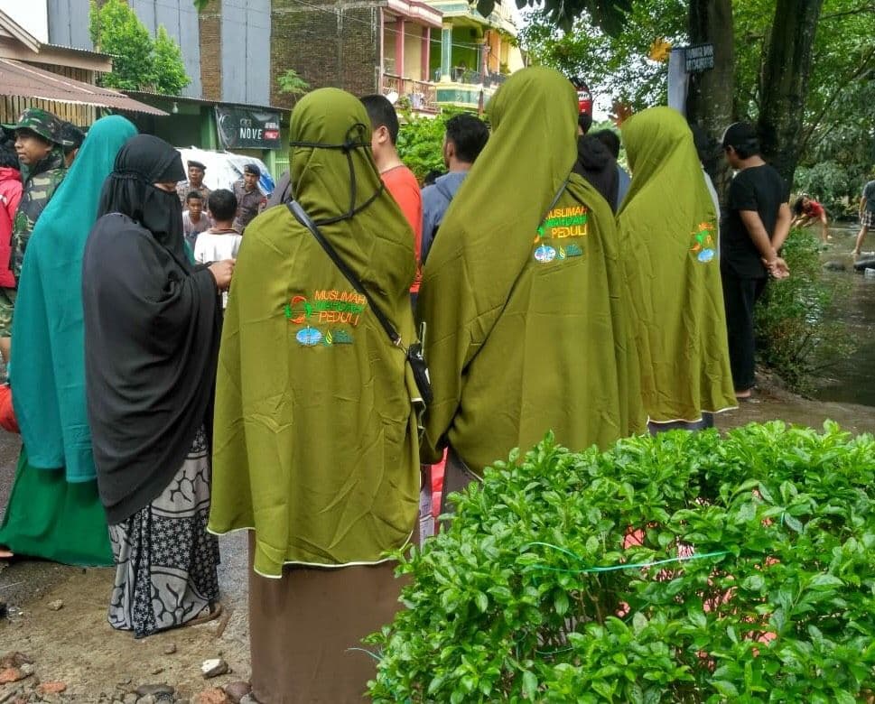 Banjir Makassar, Muslimah Wahdah Sigap Beri Bantuan