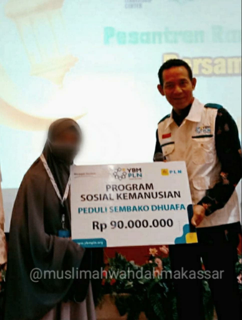 YBM PLN SULSELRABAR Percayakan Muslimah Wahdah Makassar Salurkan Paket Sembako Untuk Dhuafa
