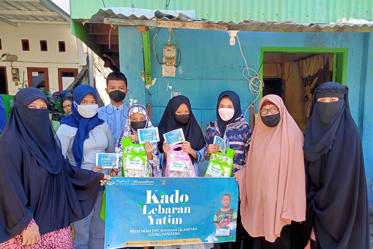 Tebar Kebahagiaan Bersama Anak Yatim, Muslimah Wahdah Makassar Berikan 200 Paket Kado